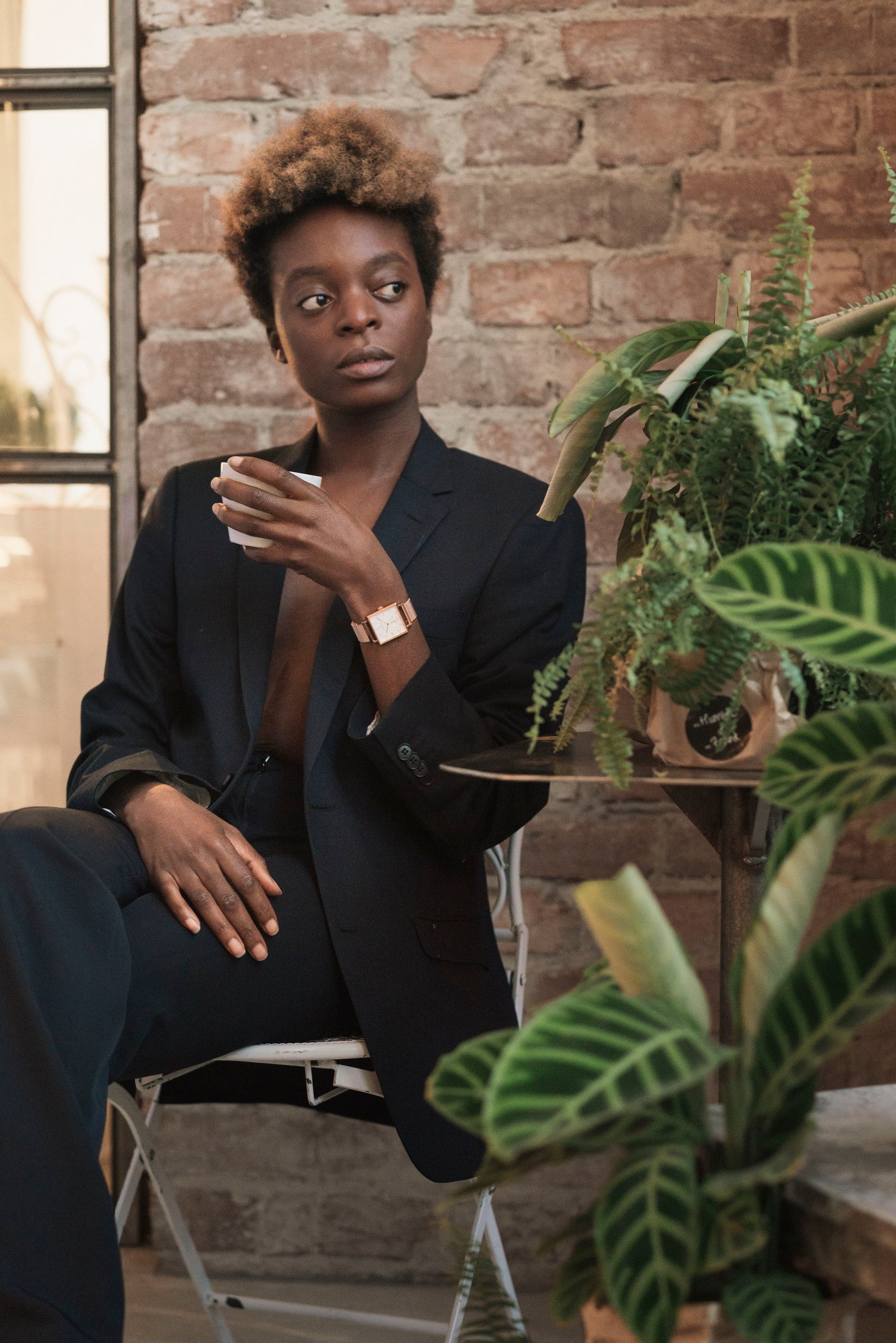 Girl wearing Carl Edmond Granit at a coffe shop